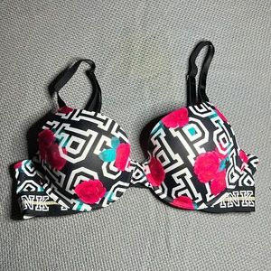 VS PINK Wear Everywhere t-shirt bra 36C